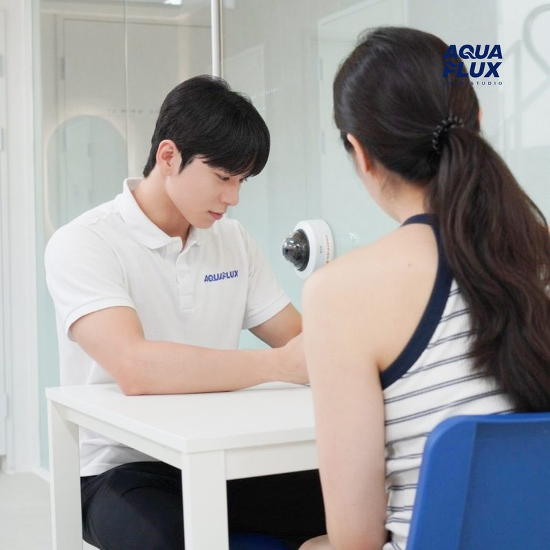 코치와 회원이 마주 앉아 설문을 확인하는 모습